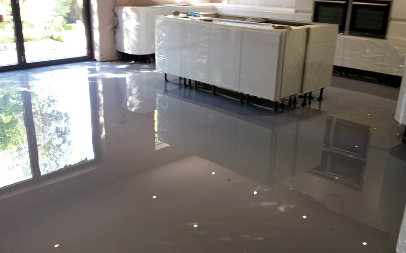 Poured resin. Gloss.